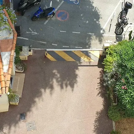 Centre Et A Pied Echappee * 칸느